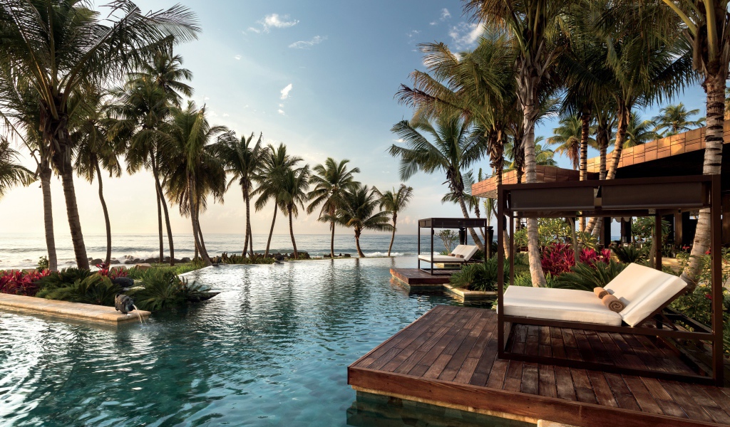 Место для отдыха на тропическом пляже у воды 