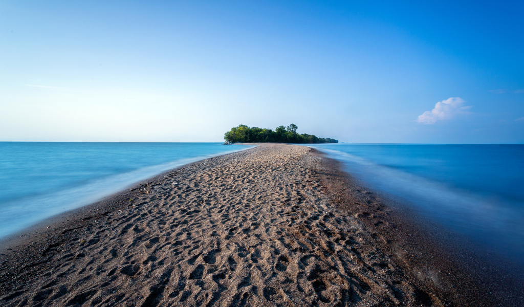 Дорога из песка разделяет океан 