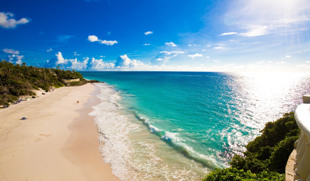 Красивый голубой океан с желтым песком на пляже