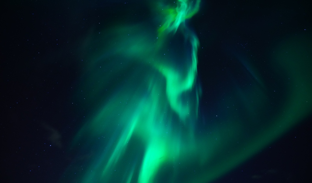 Красивое зеленое северное сияние в звездном небе 