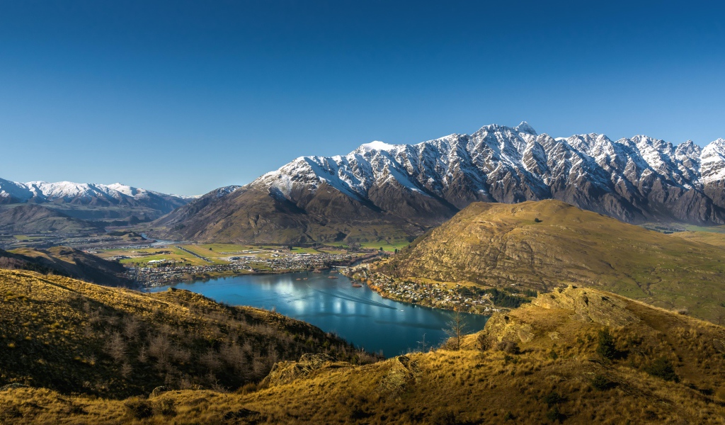 Красивый вид на вершины заснеженных гор и реку