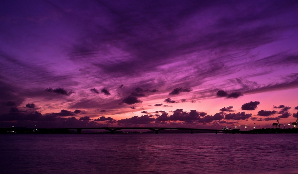 Красивое фиолетовое небо отражается в воде