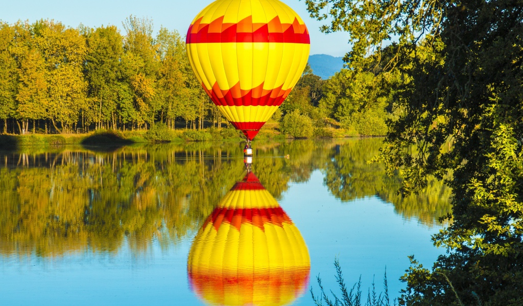 Большой воздушный шар над озером