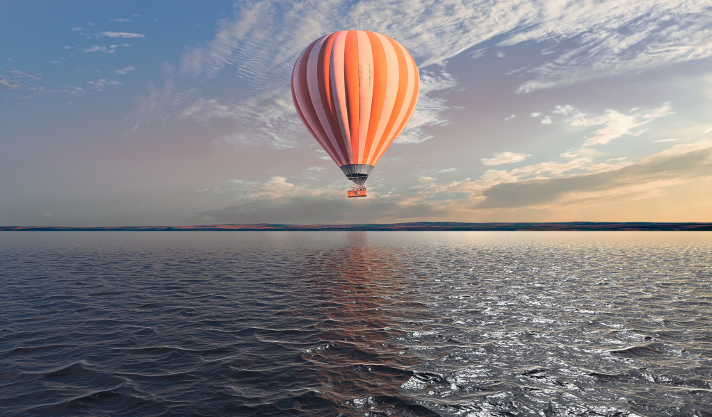 Большой воздушный шар над морем в голубом небе 