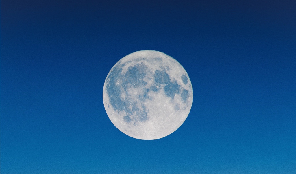 Большая белая луна в голубом небе