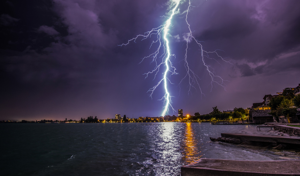 Яркая молния в небе на фоне воды