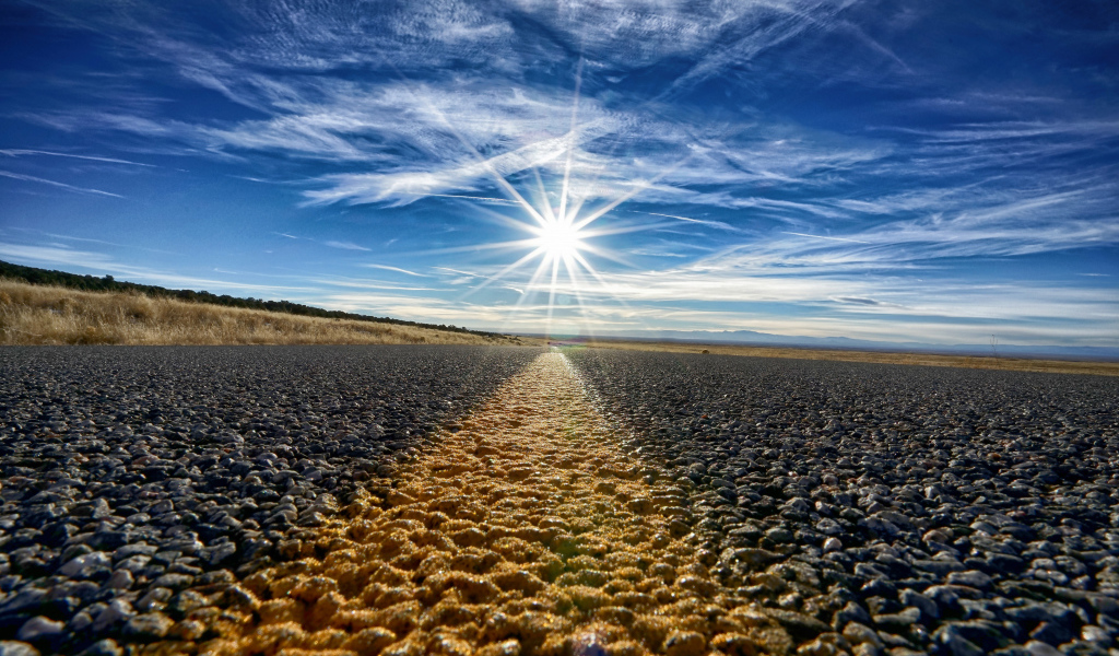 Яркое солнце в голубом небе над трассой