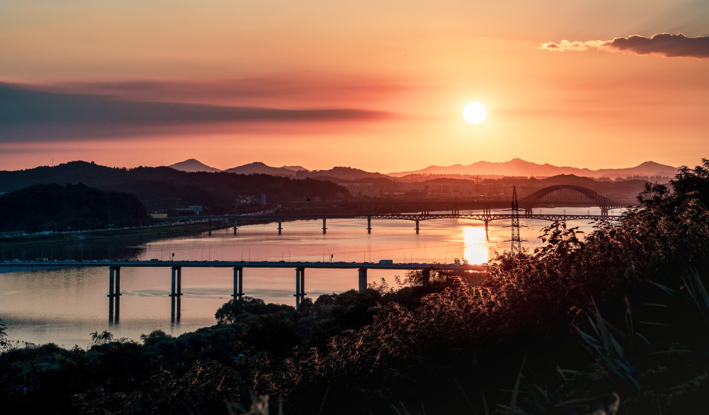 Рассвет над мостами над рекой 