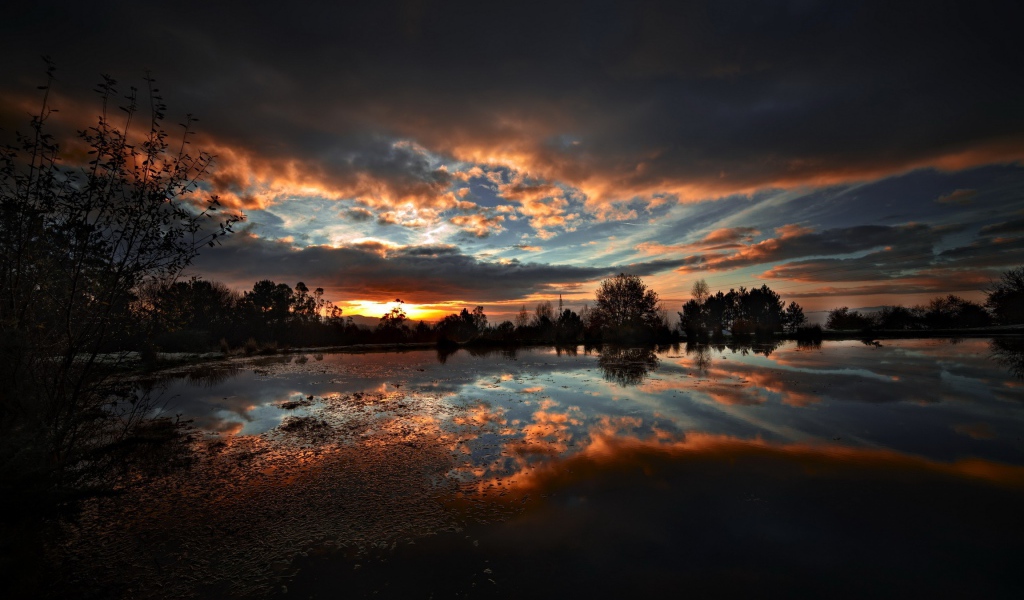 Вечернее небо отражается в воде на закате
