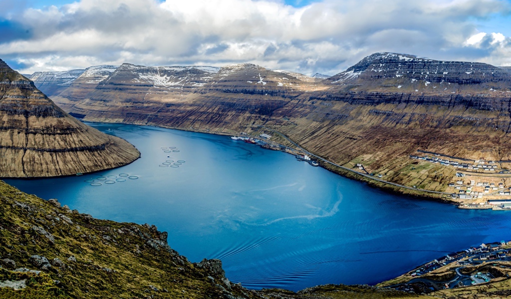 Озеро между гор под красивым небом, Фарерские острова