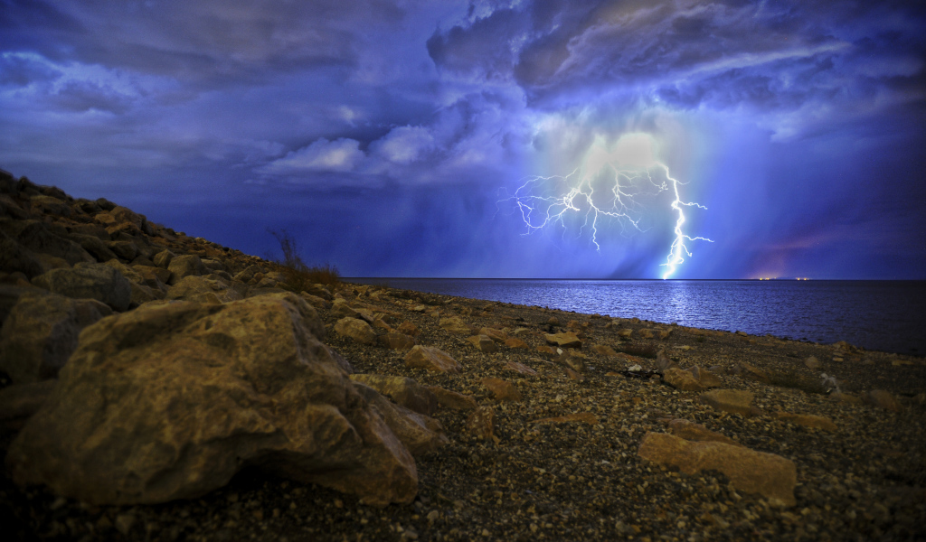 Молния в море пронзает грозовое небо 