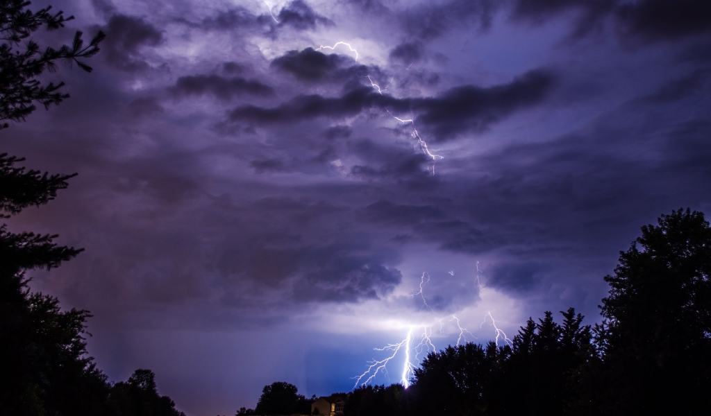 Молния пронзает грозовое небо