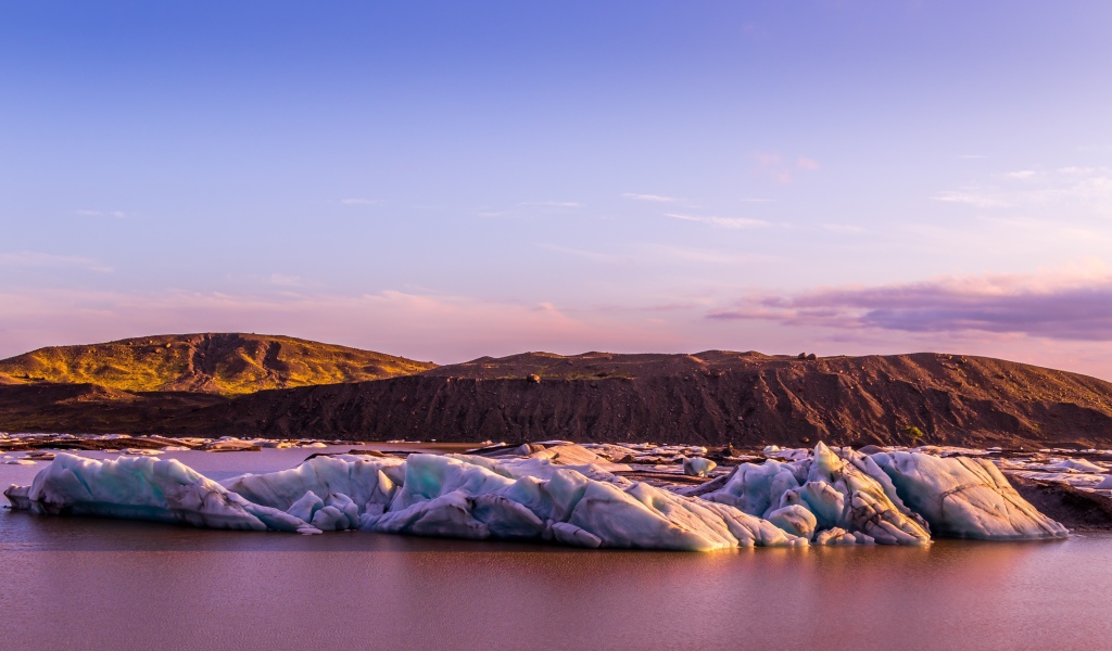 Тающие ледники под красивым сиреневым небом