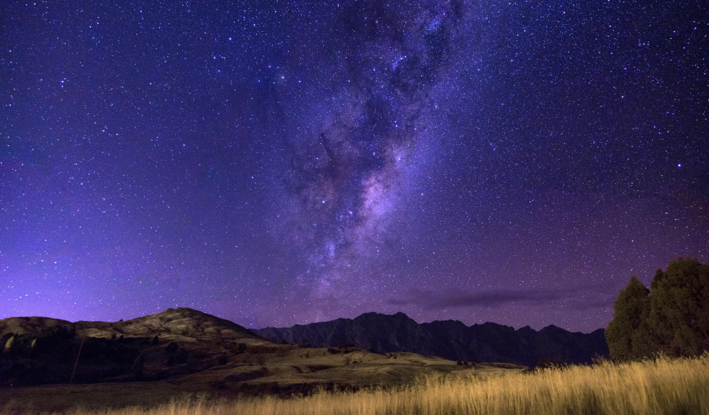Млечный путь в звездном небе над горами