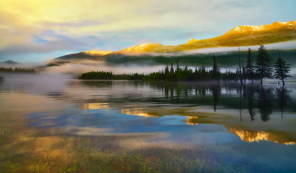Утренний туман над водой на рассвете в горах 
