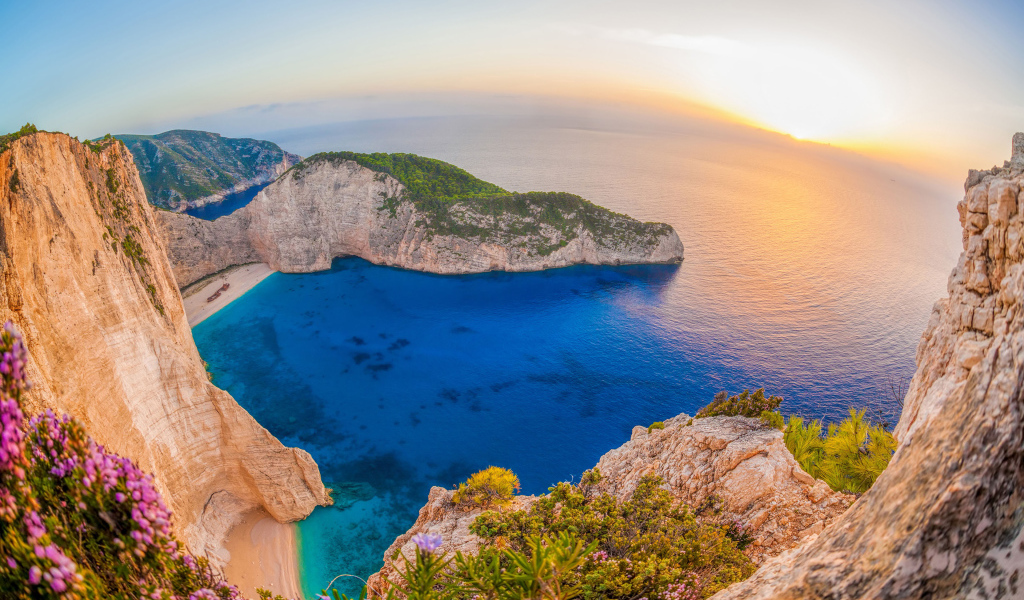 Пляж Навагио на закате солнца, Греция