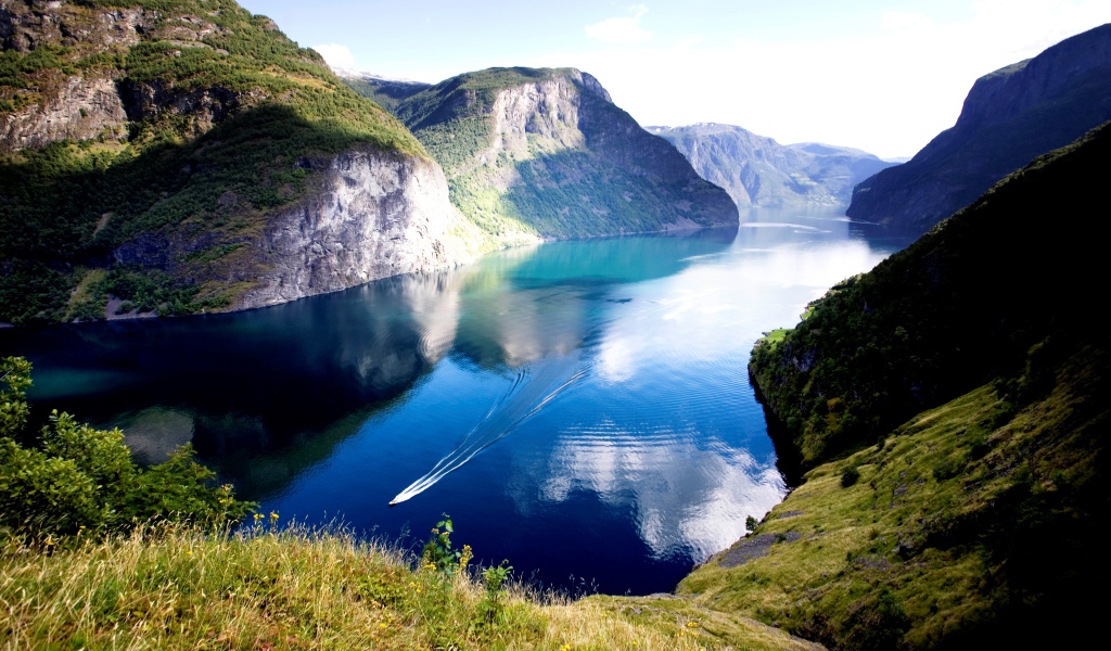 Нерёй-фьорд между горами под красивым голубым небом, Норвегия