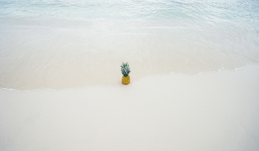 Ананас в волнах прибоя
