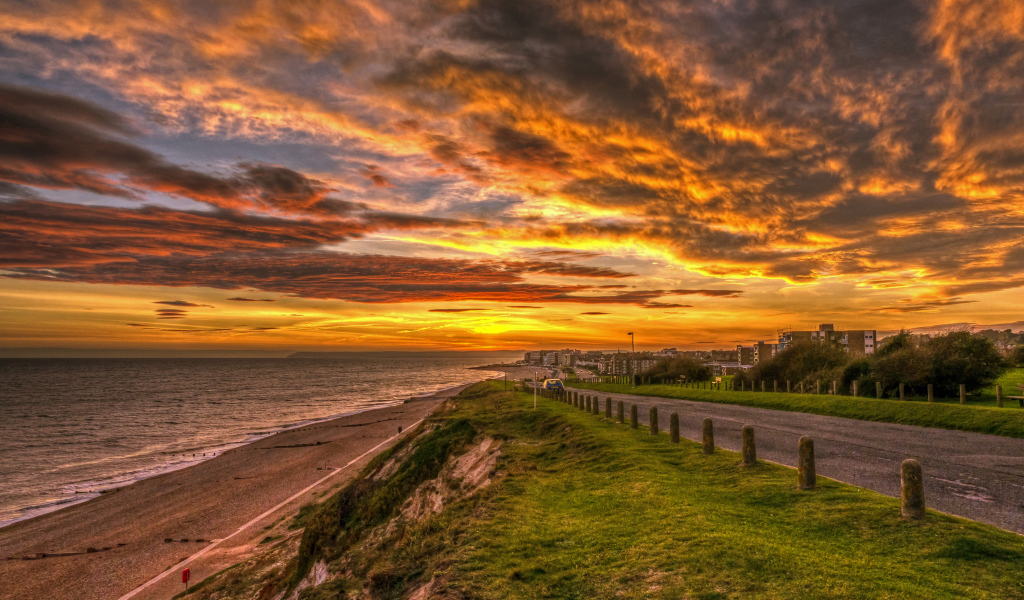 Набережная на закате солнца под красивым небом 