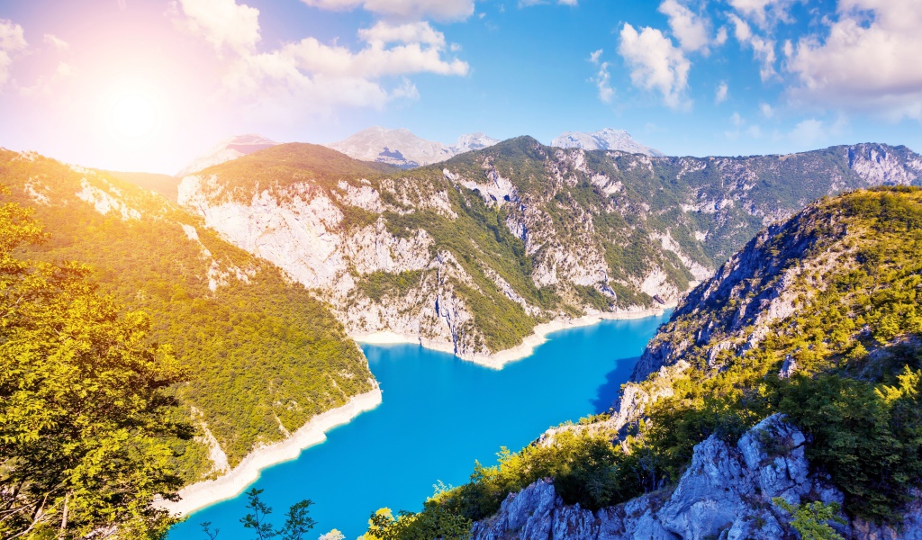 Река в горах под красивым солнечным небом