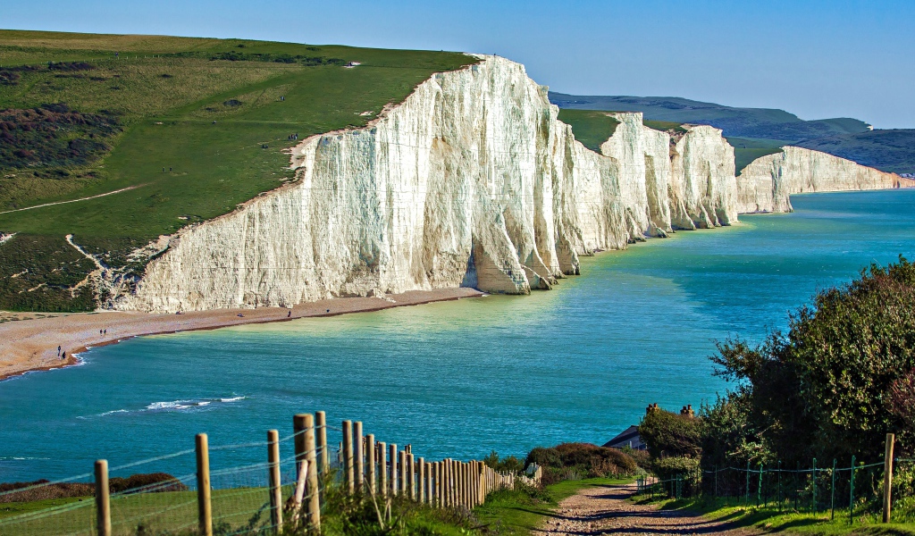 Скалы Белые клифы Дувра у моря под голубым небом, Англия
