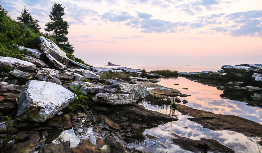 Камни на берегу под красивым небом 