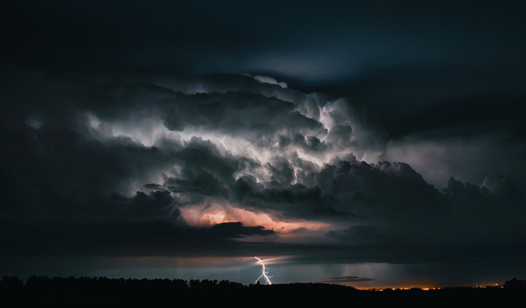 Грозовые облака с молнией в небе вечером