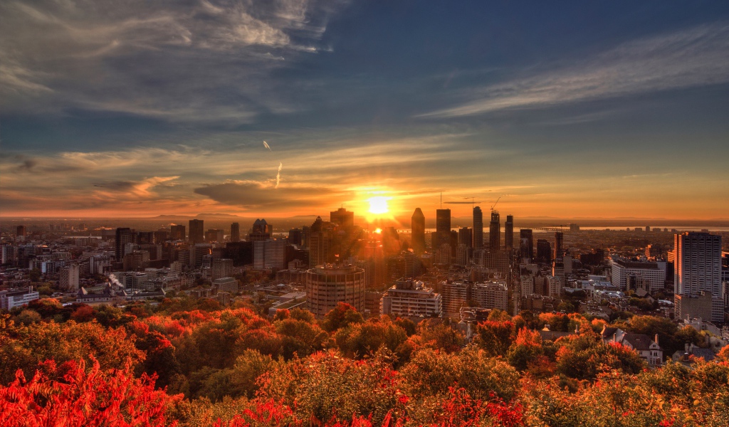 Восход солнца над небоскребами города Монреаль, Канада