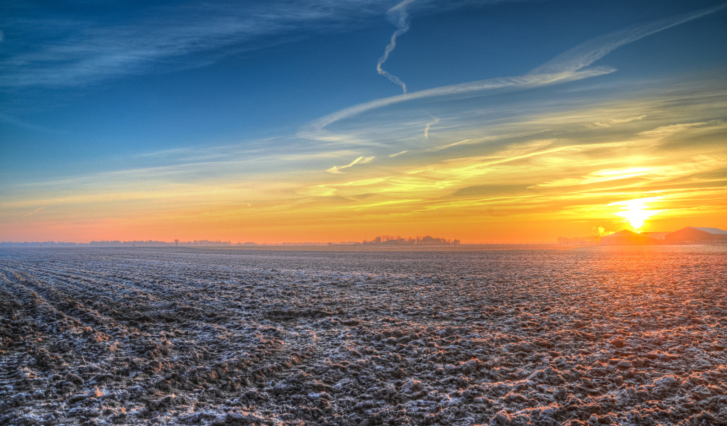 Восход солнца над покрытым инеем полем