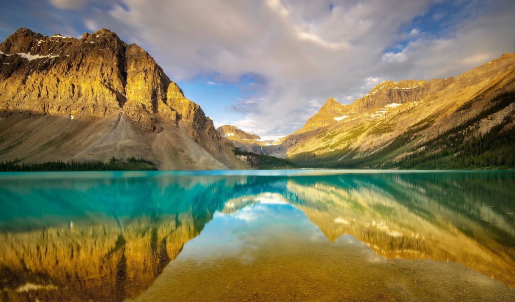 Горы отражаются в чистой воде озера