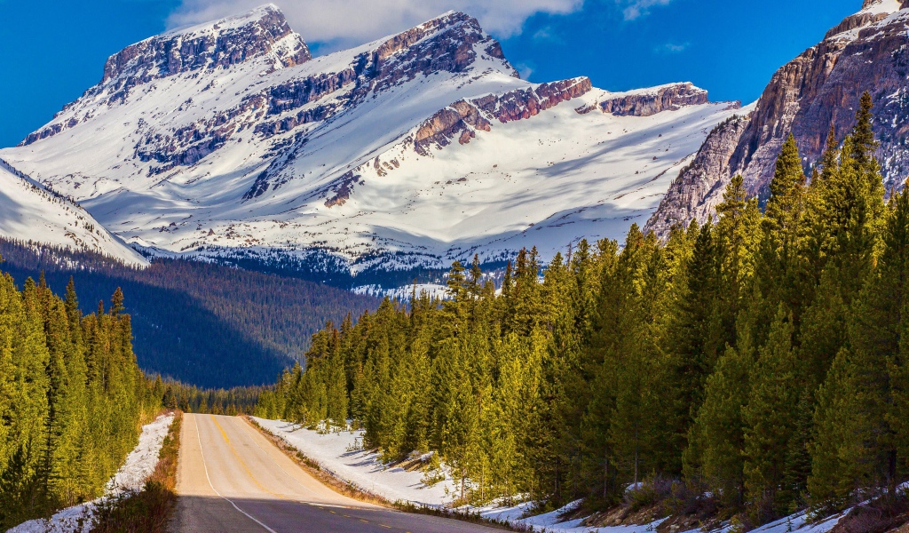 Дорога на фоне заснеженных гор, Национальный парк Банф. Канада