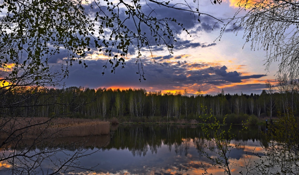 Небо отражается в реке на закате солнца