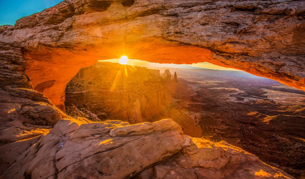 Солнце пробивается сквозь каменные скалы каньона