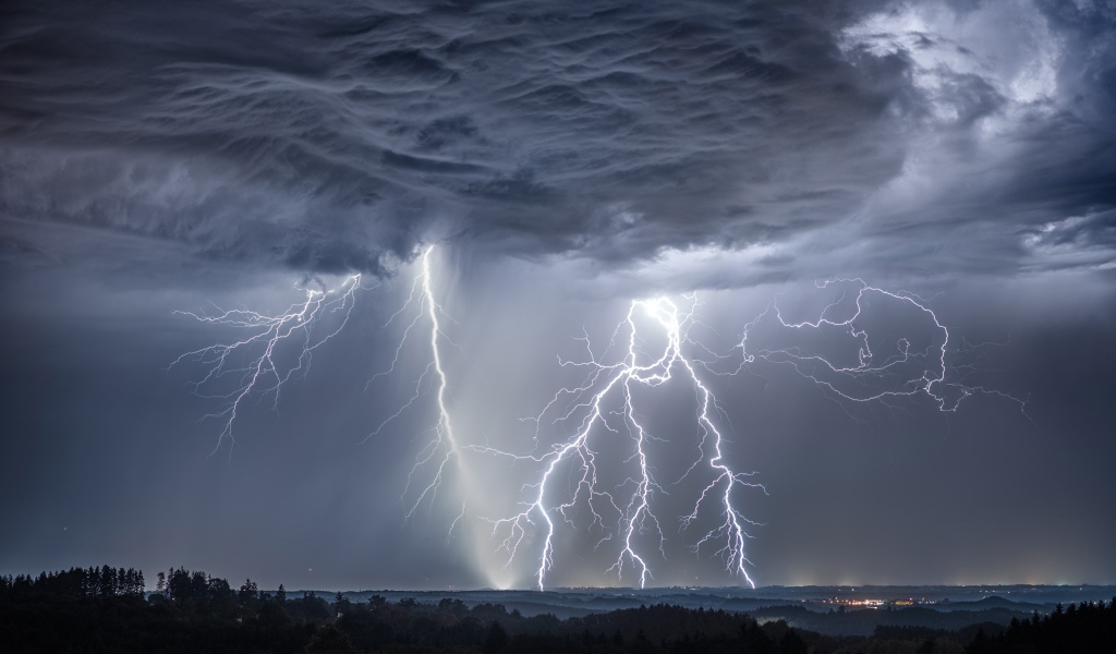 Грозовое небо с молнией над городом
