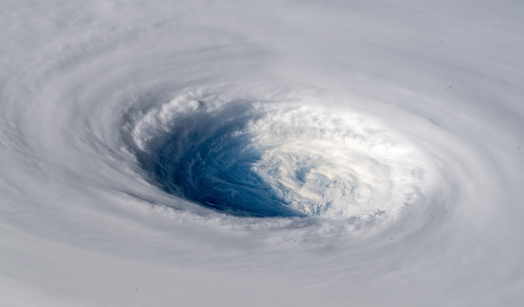 Тропический циклон тайфун в небе