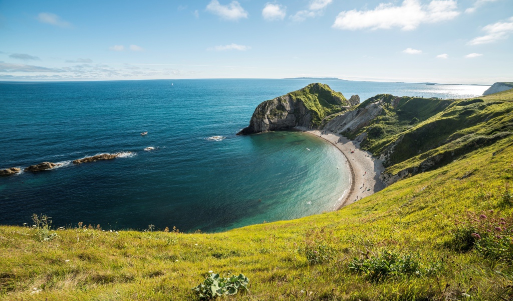 Вид на морской горизонт со скалы покрытой травой