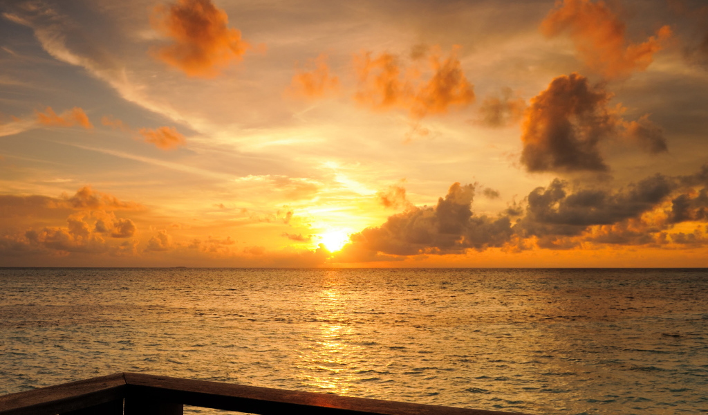Вид на закат солнца в море, Мальдивы