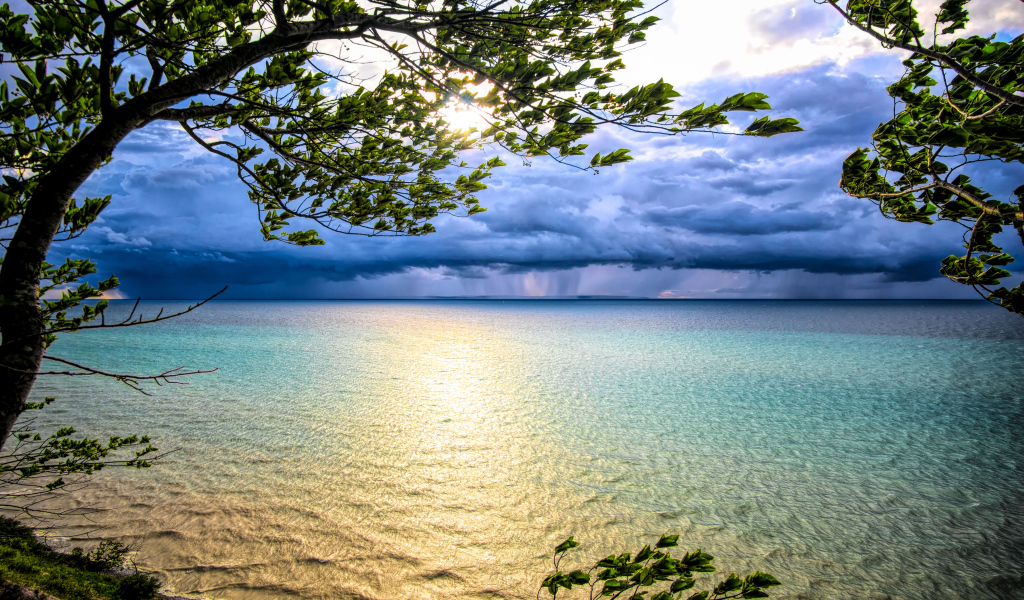 Вид на грозу над океаном 