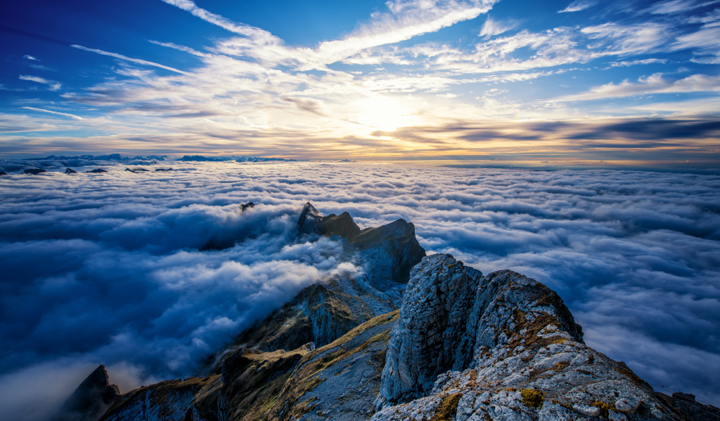 Белые облака в горах под красивым небом