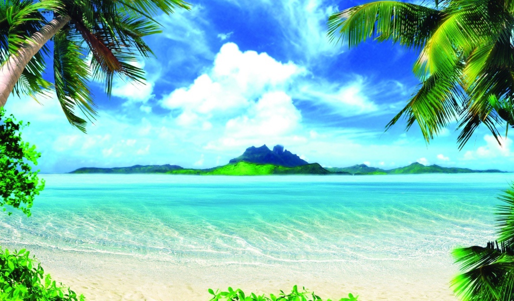 Красивый тропический пляж под голубым небом с белыми облаками