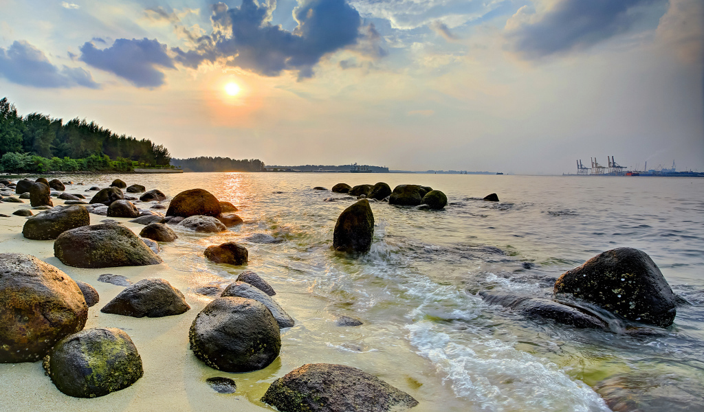 Большие камни на берегу океана на рассвете 