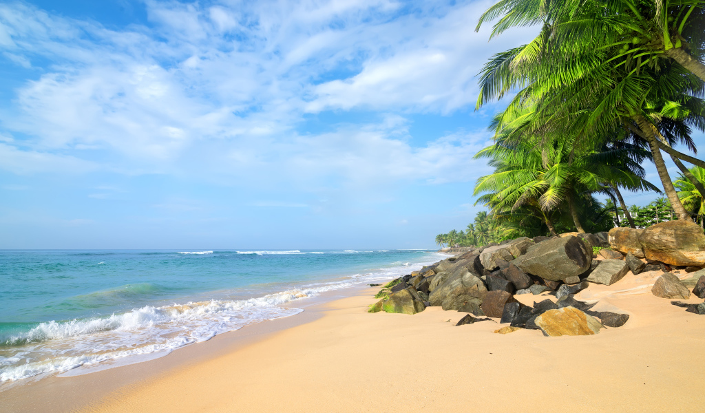 Большие камни на тропическом пляже у океана