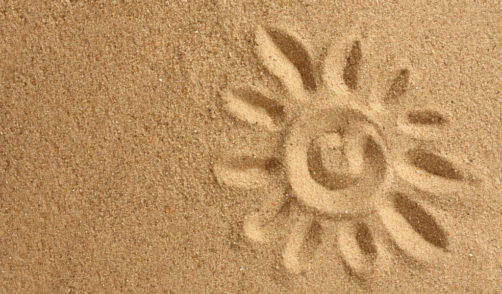 Солнце нарисованное на желтом песке