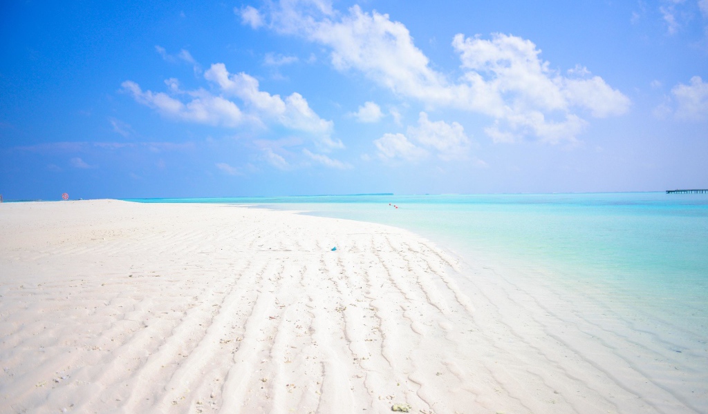 Белый песок на пляже Мальдив под голубым небом