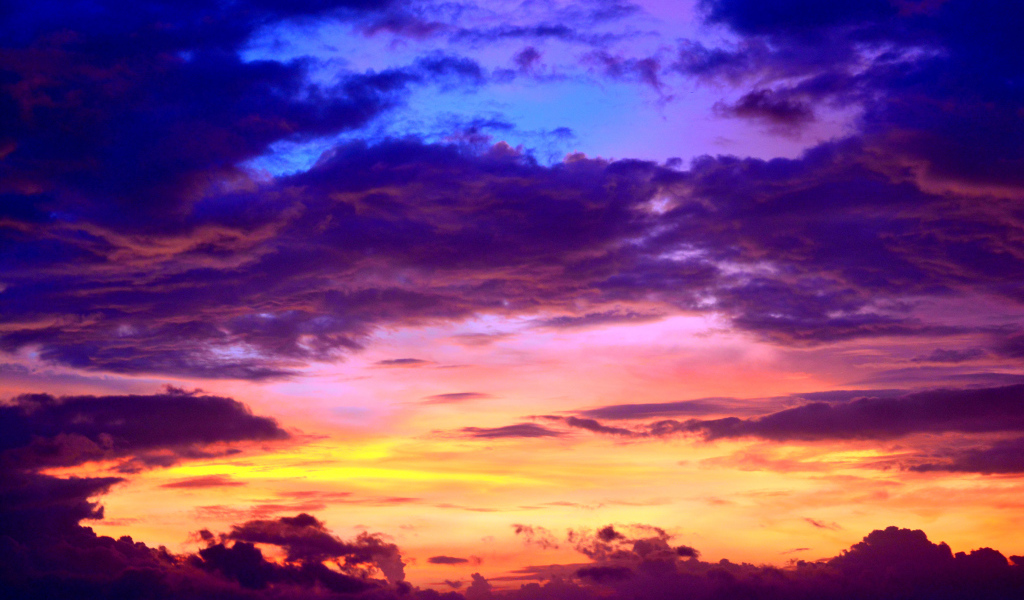 Красивое фиолетовое небо с облаками