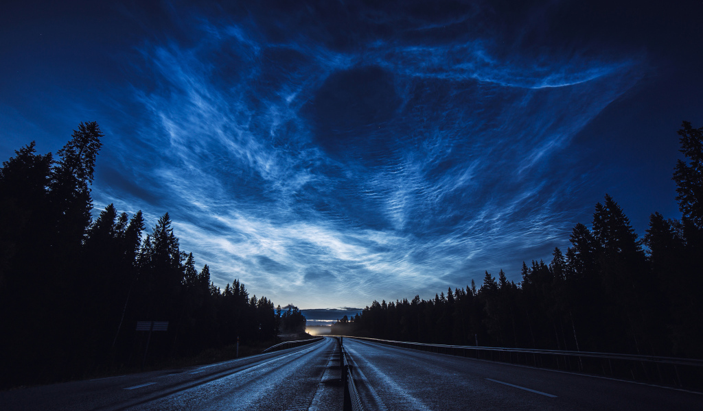 Красивые белые облака в голубом небе над дорогой