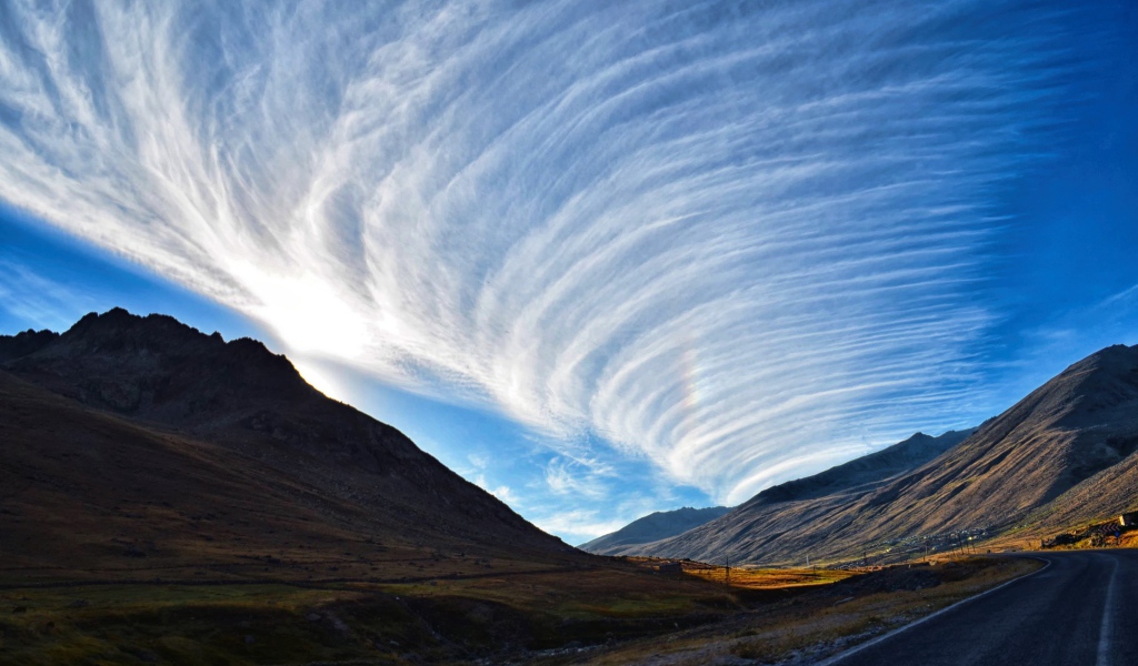 Красивые белые облака в небе над горами