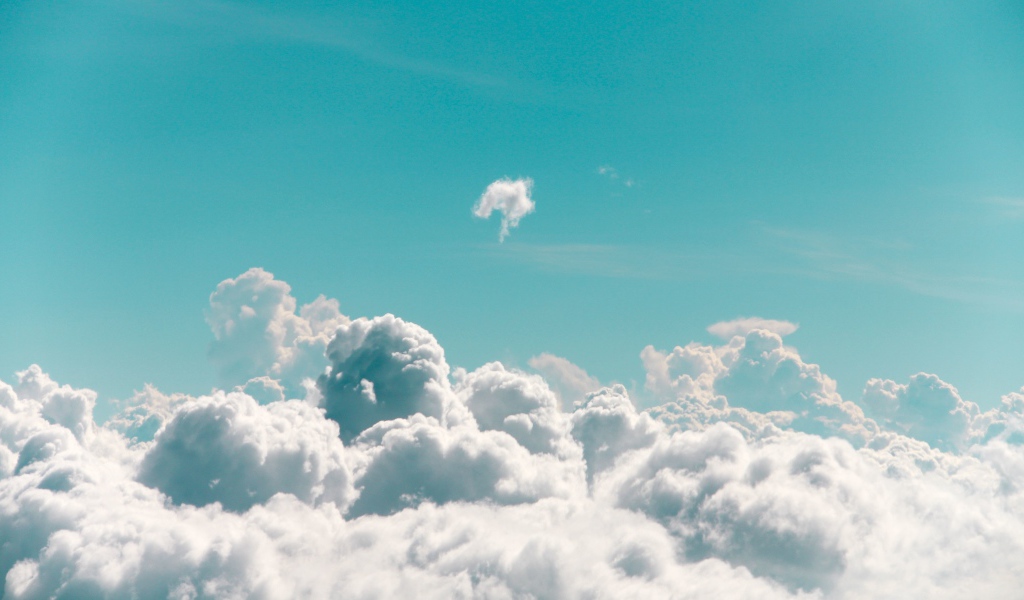 Пушистые белые облака в голубом небе