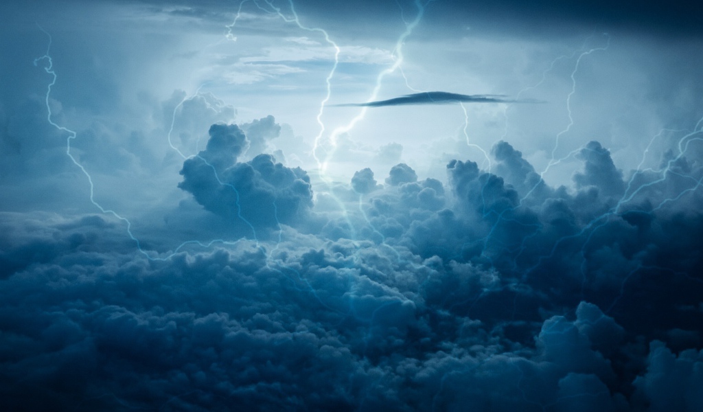Молнии в облаках во время шторма