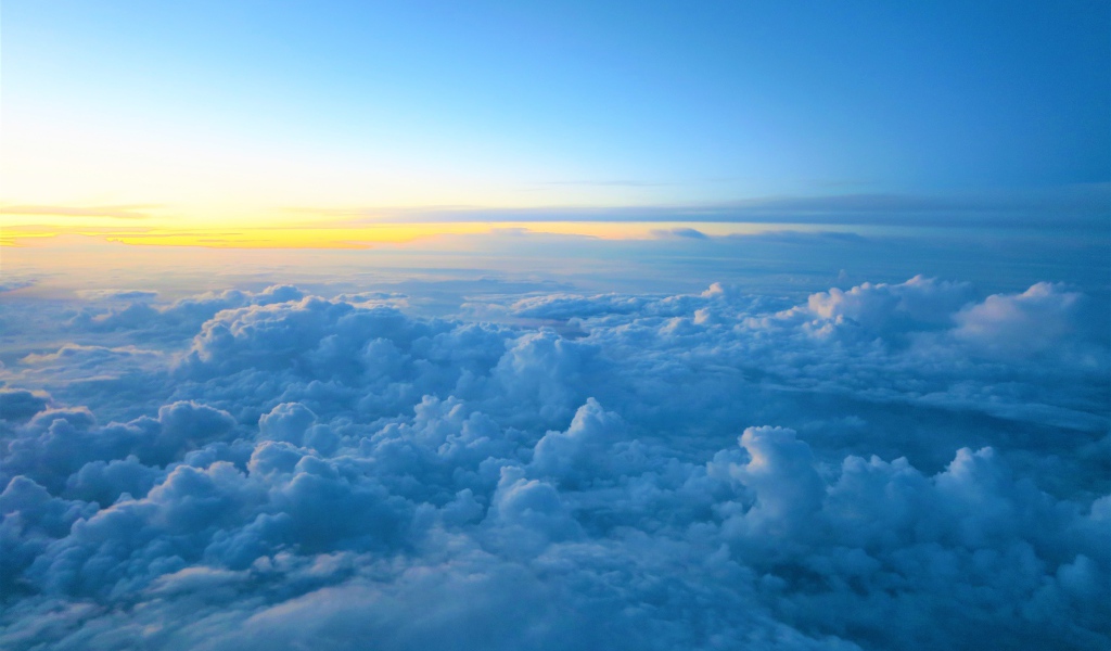 Низкие белые облака в голубом небе 